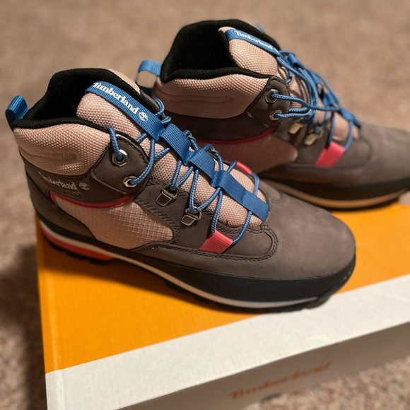 Timberland women’s Pink and Gray Hiking Boots - Picture 2 of 6